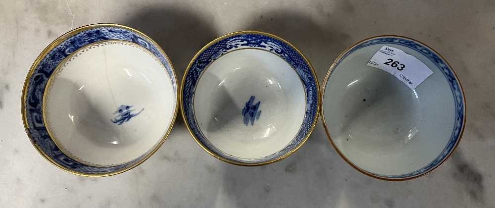 Group of Chinese porcelain wares including a late 18th Century blue and white dish, 18th Century - Image 9 of 16