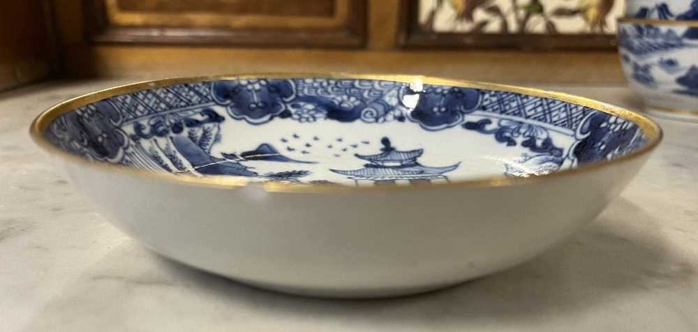 Group of Chinese porcelain wares including a late 18th Century blue and white dish, 18th Century - Image 14 of 16