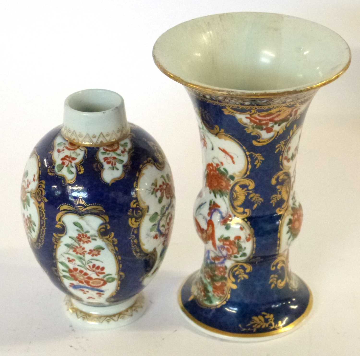 An 18th Century Worcester blue ground beaker vase with Kakiemon style decoration, 15cm high ( - Image 4 of 6