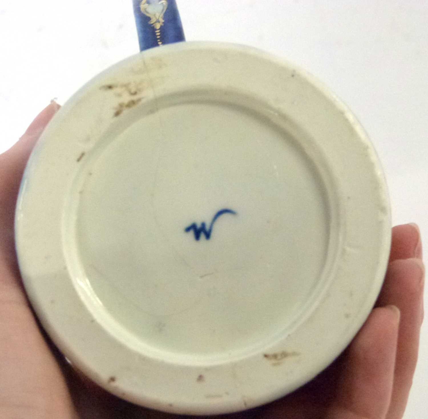 An 18th Century Worcester mug, the blue ground with the Sir Joshua Reynolds polychrome pattern, 12cm - Image 5 of 5