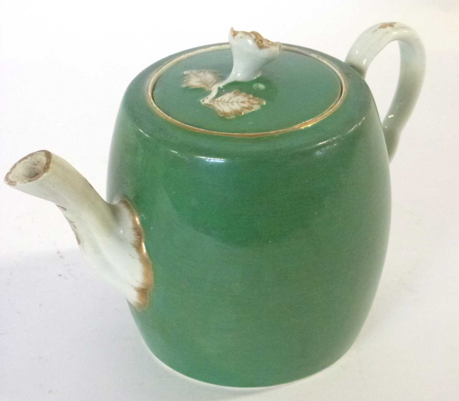 A Worcester porcelain apple green teapot and cover, circa 1780 - Bild 2 aus 8