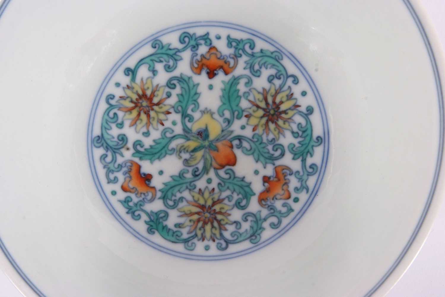 A Chinese Wucai bowl with flowerheads amongst scrolling foliage Apocryphal Qianlong mark to base - Image 5 of 10