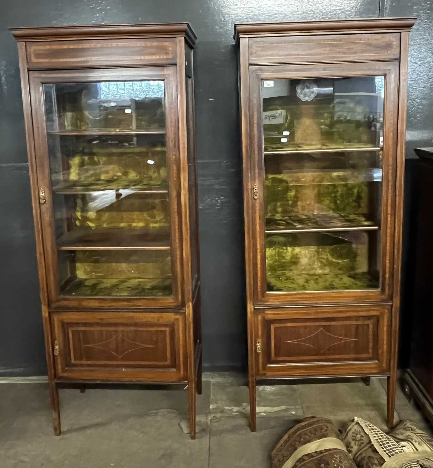 A pair of Edwardian mahogany and inlaid display cabinets with fabric lined interiors and cupboard - Image 5 of 5