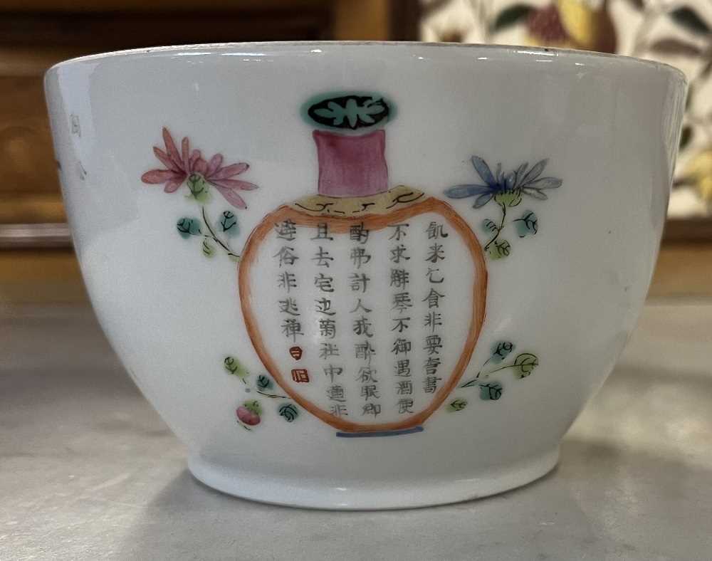 19th Century Chinese porcelain bowl decorated in polychrome with Chinese figures and caligraphy, red - Bild 10 aus 13