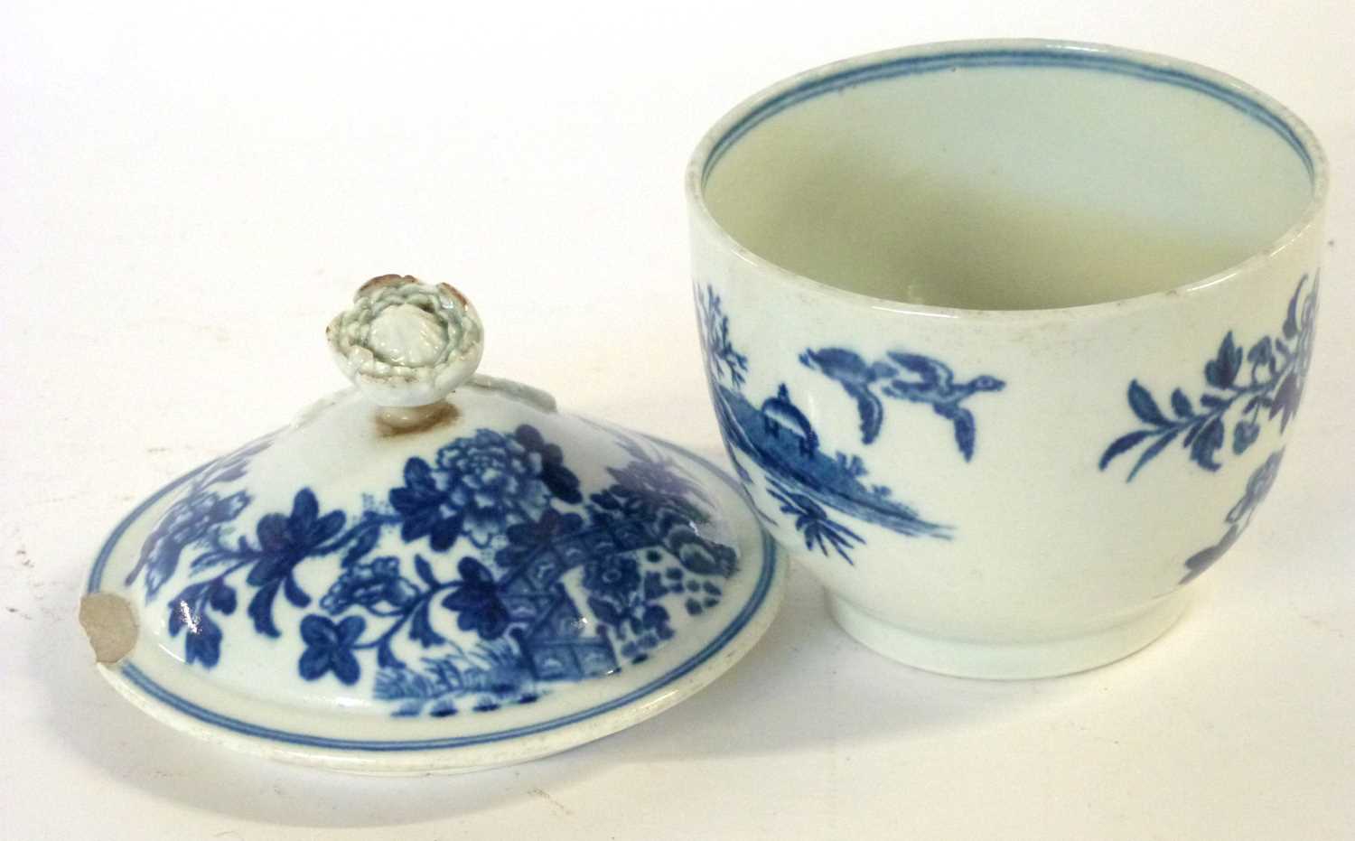 An 18th Century Worcester porcelain sucrier and cover decorated with the fence pattern (chip to - Image 3 of 4