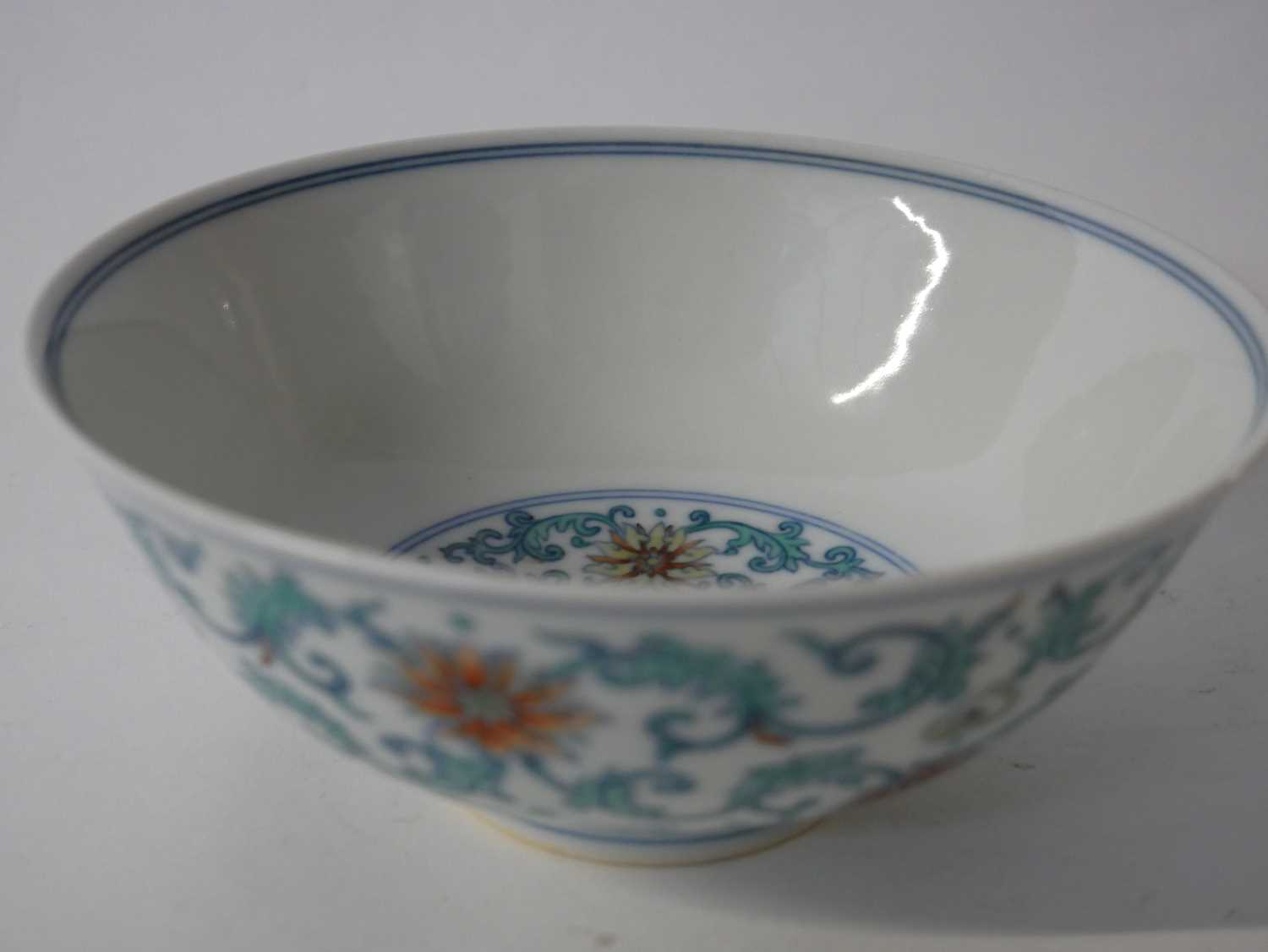 A Chinese Wucai bowl with flowerheads amongst scrolling foliage Apocryphal Qianlong mark to base - Image 15 of 20