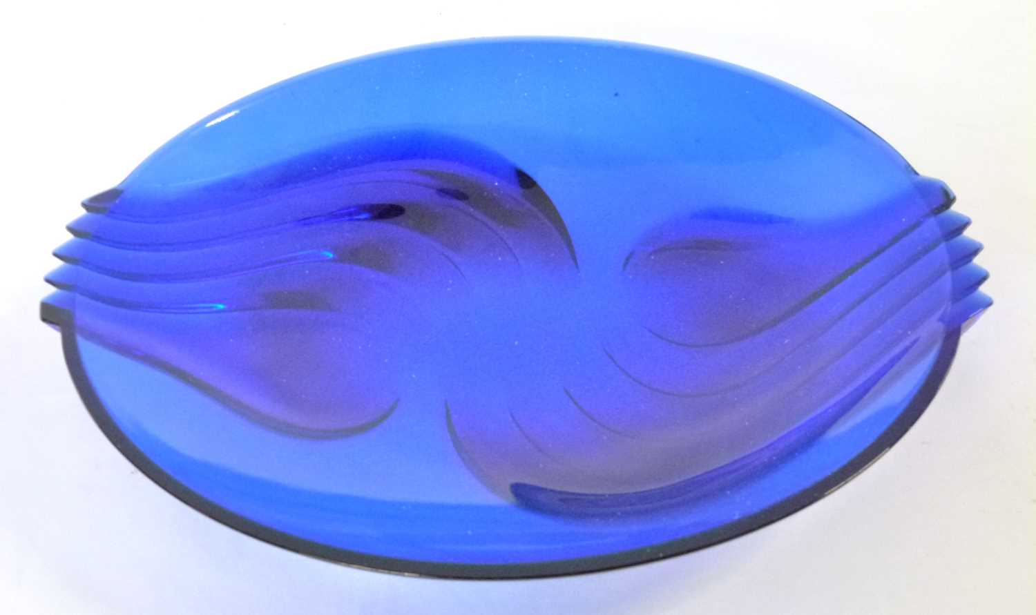 A large blue glass Art Deco style bowl together with a carved wooden model of a crocodile - Bild 3 aus 5