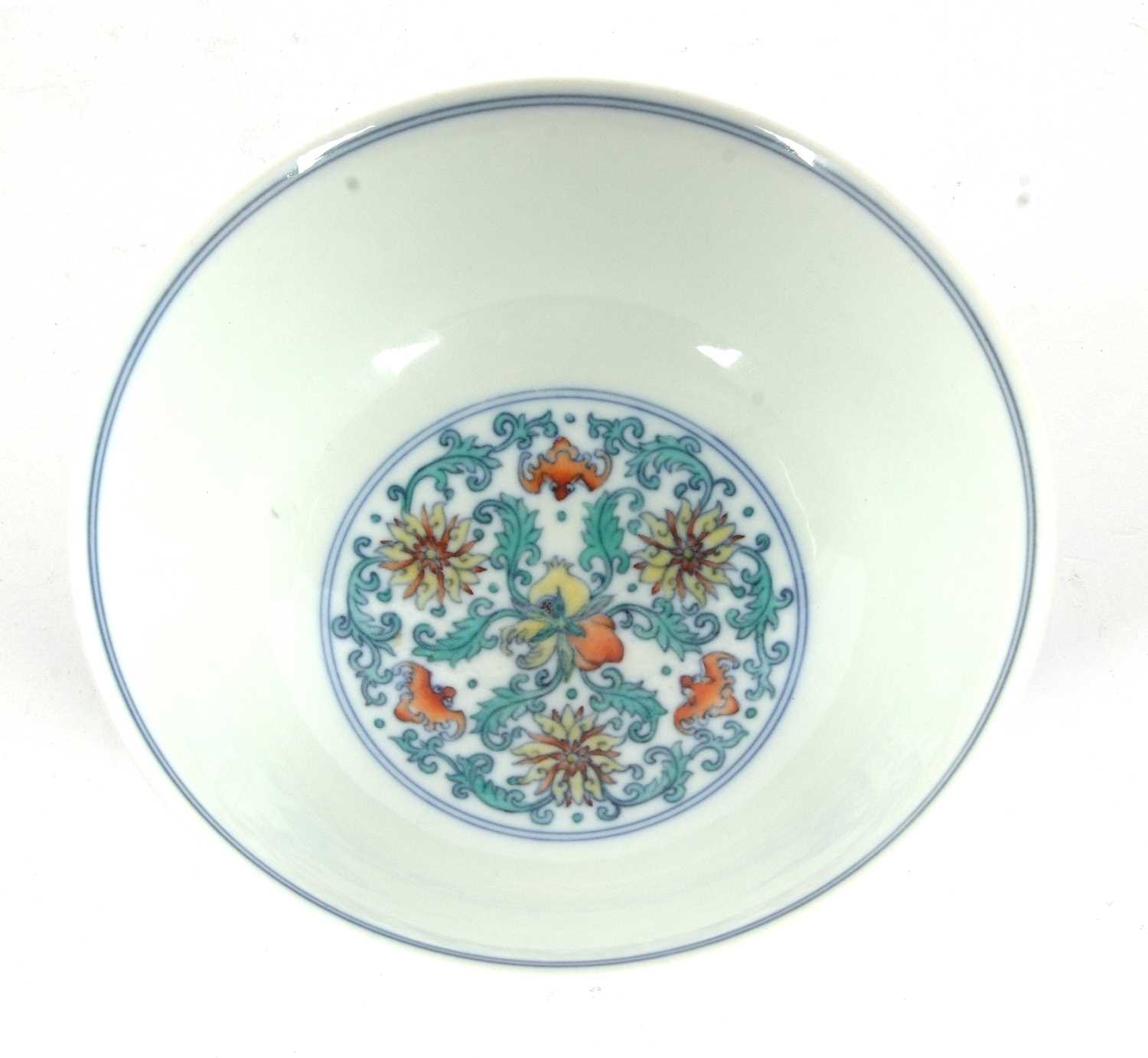 A Chinese Wucai bowl with flowerheads amongst scrolling foliage Apocryphal Qianlong mark to base - Image 8 of 20