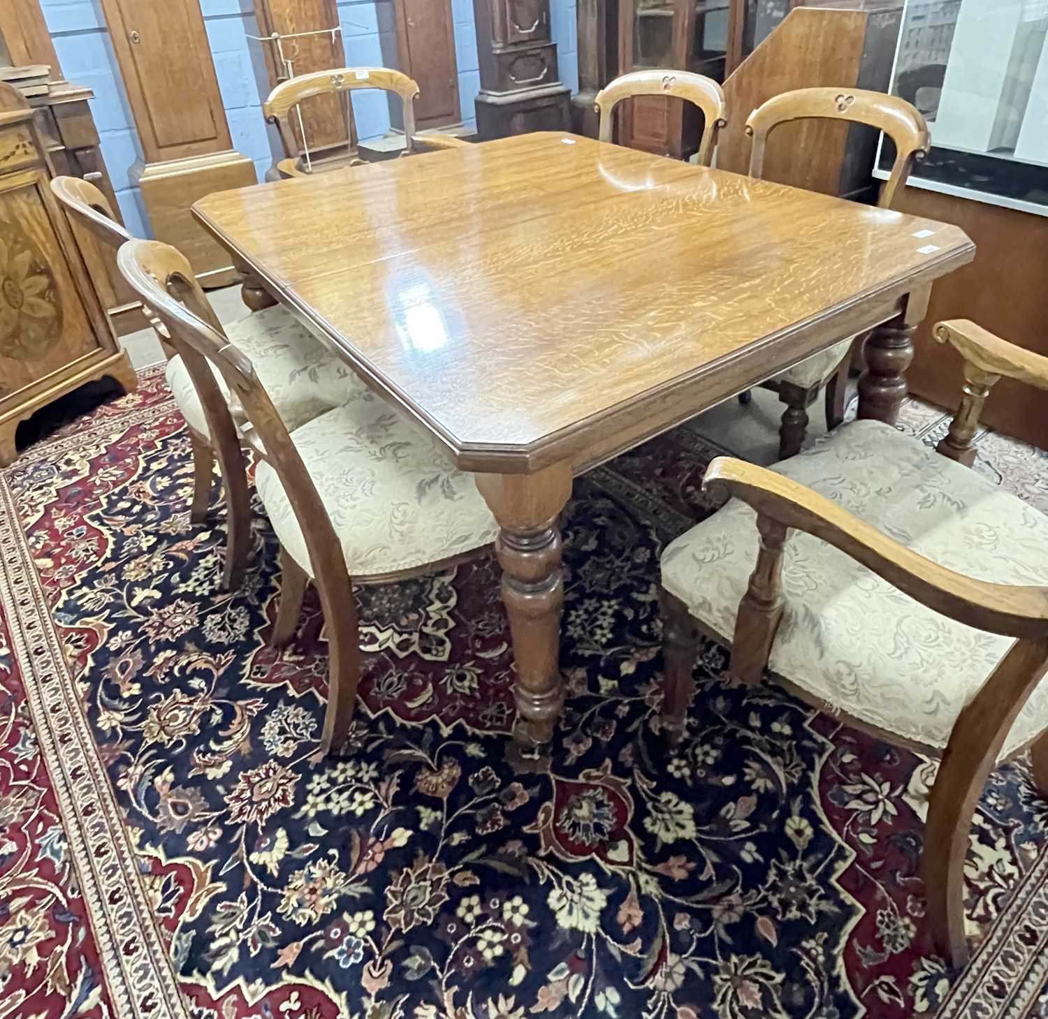 A late Victorian oak extending dining table with crank handle and two additional extension leaves, - Bild 3 aus 13