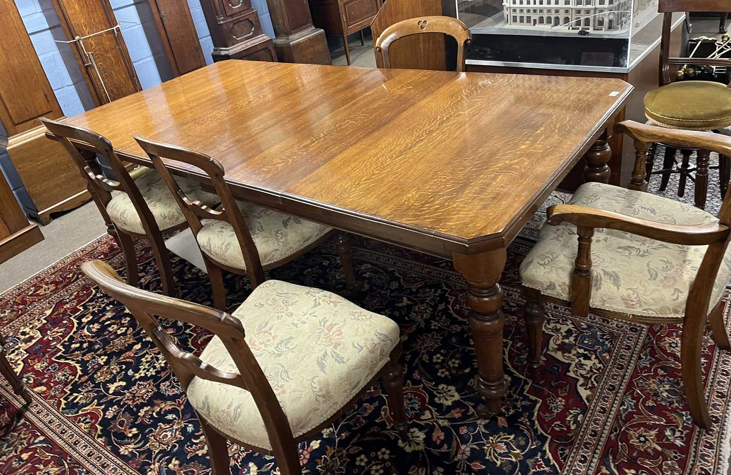A late Victorian oak extending dining table with crank handle and two additional extension leaves, - Bild 13 aus 13