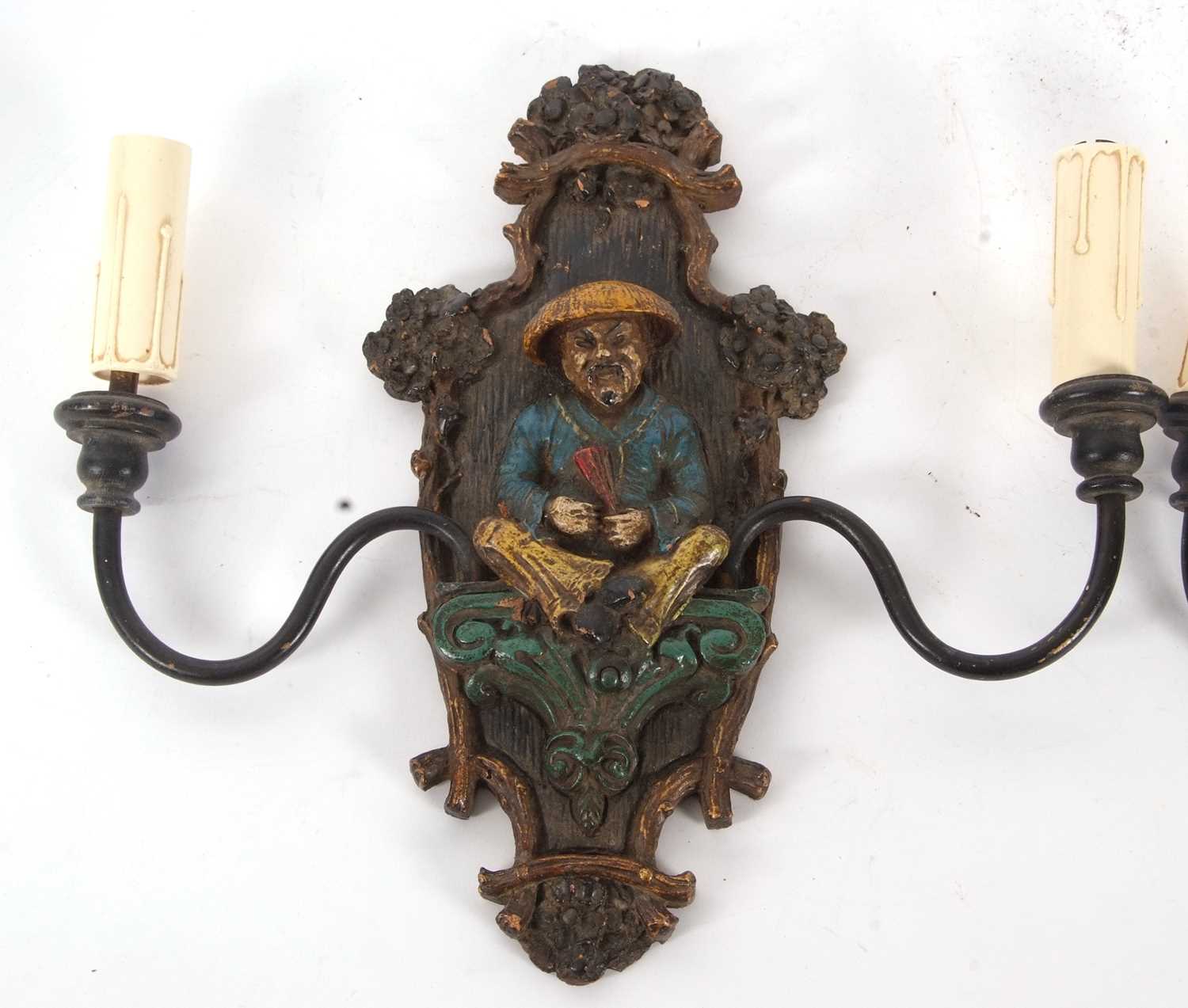 A pair of early 20th Century wall lights with central polychrome panel decorated with a Chinese - Bild 4 aus 9