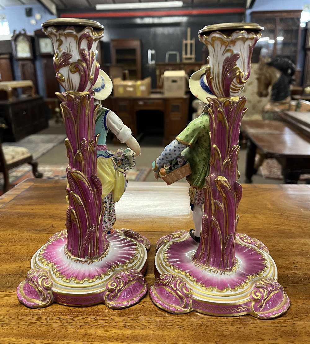 Pair of continental porcelain Minton style candlesticks modelled as fruit and flower sellers, 24cm - Bild 5 aus 13