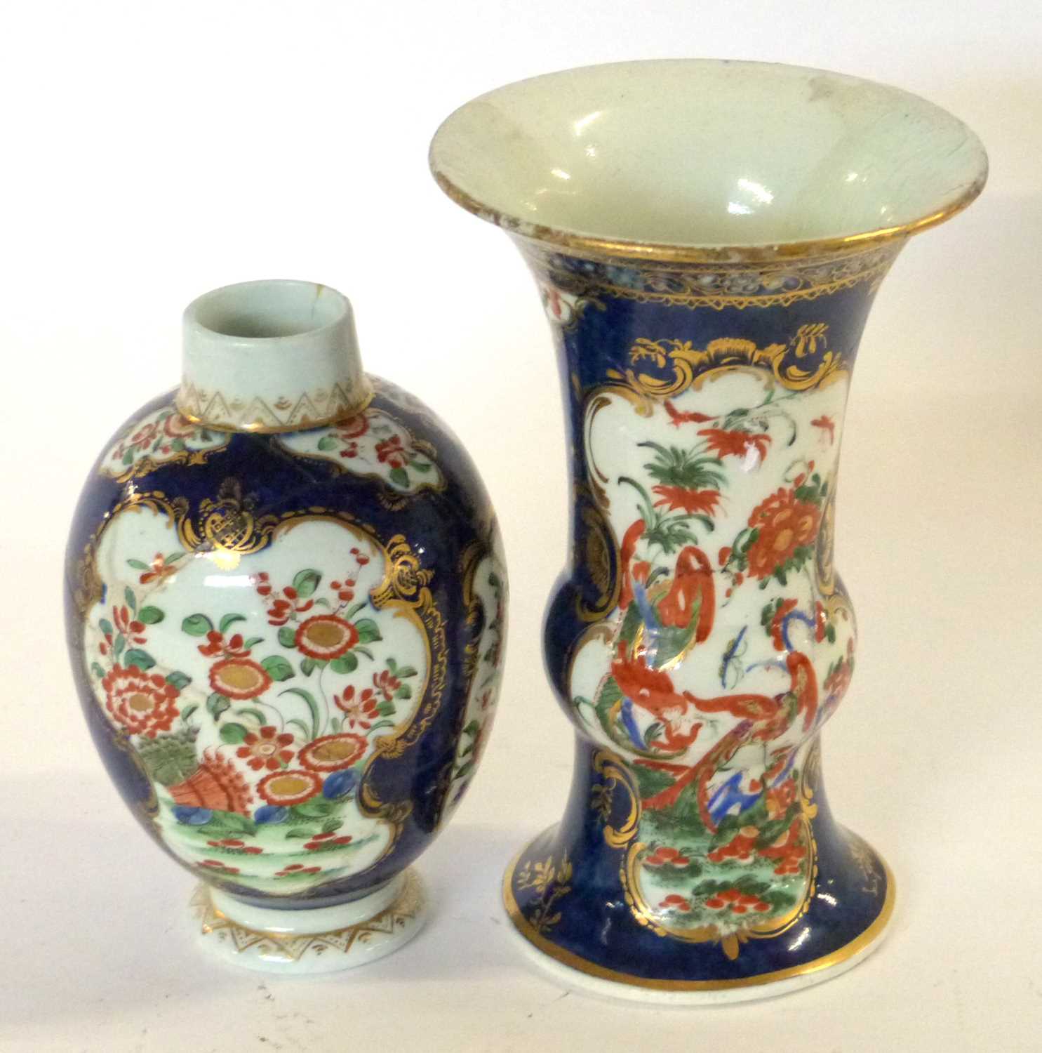 An 18th Century Worcester blue ground beaker vase with Kakiemon style decoration, 15cm high ( - Image 3 of 6