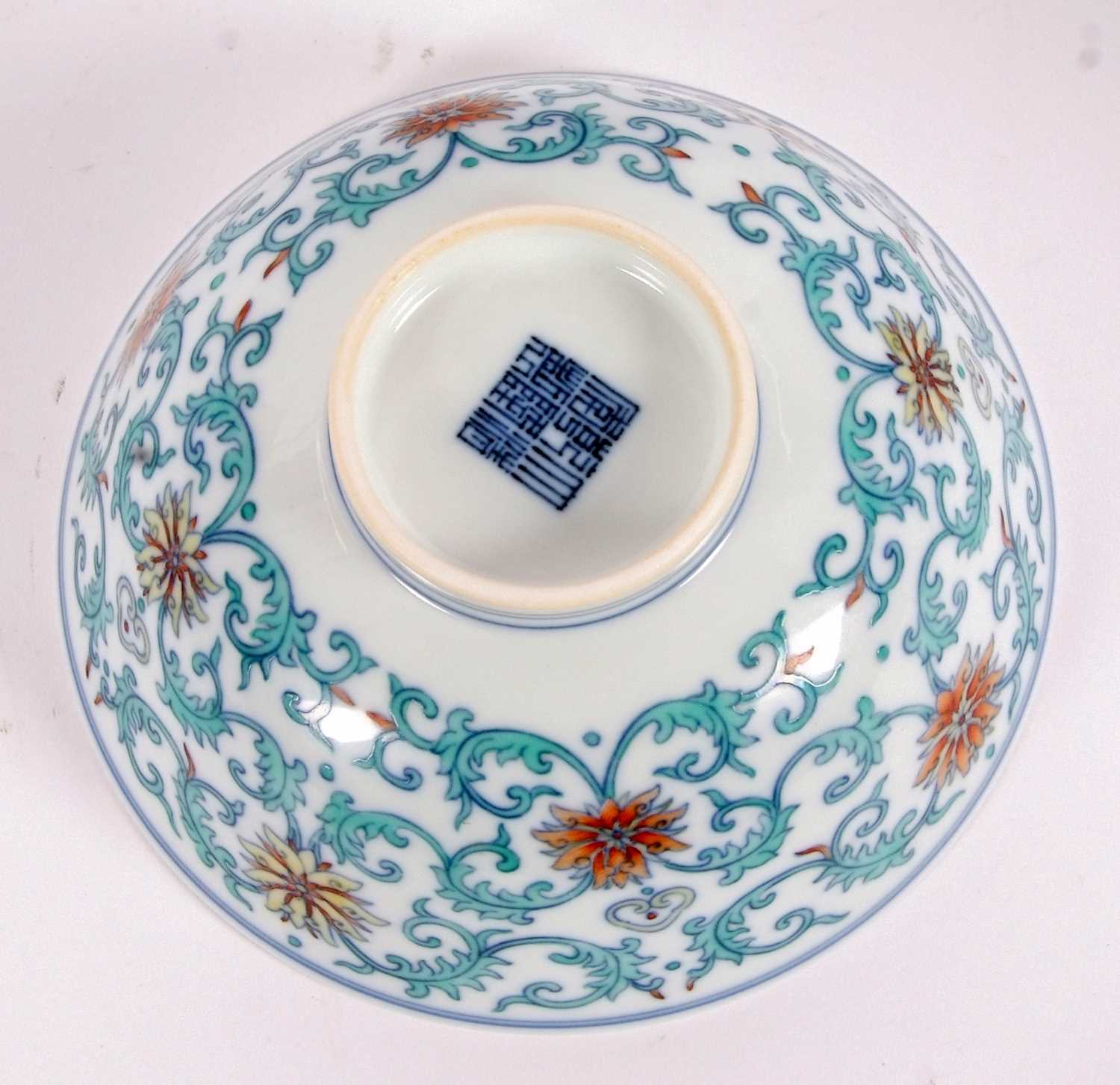 A Chinese Wucai bowl with flowerheads amongst scrolling foliage Apocryphal Qianlong mark to base - Image 7 of 10