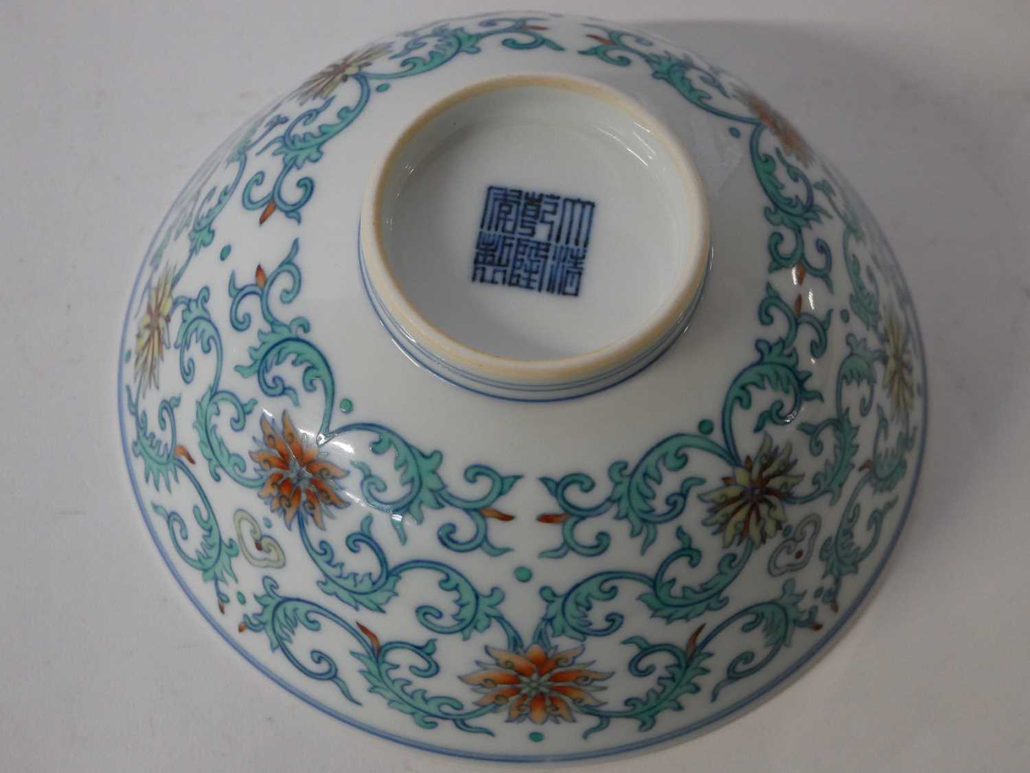 A Chinese Wucai bowl with flowerheads amongst scrolling foliage Apocryphal Qianlong mark to base - Image 12 of 20