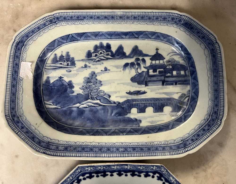 Group of Chinese porcelain wares including a late 18th Century blue and white dish, 18th Century - Image 5 of 16