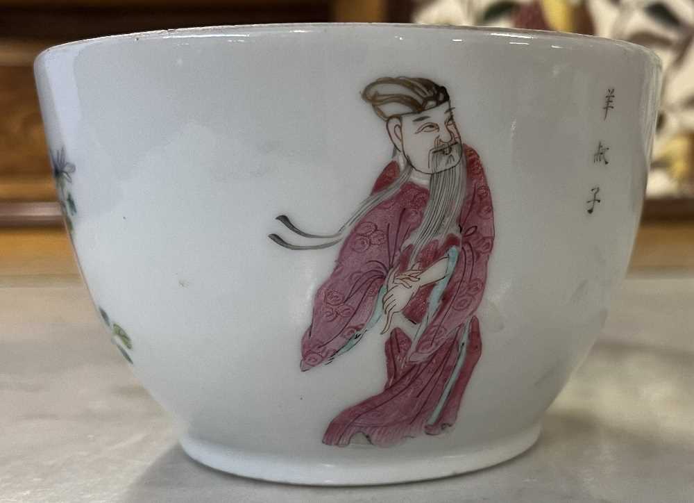 19th Century Chinese porcelain bowl decorated in polychrome with Chinese figures and caligraphy, red - Bild 9 aus 13