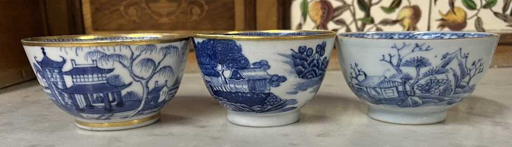 Group of Chinese porcelain wares including a late 18th Century blue and white dish, 18th Century - Image 7 of 16