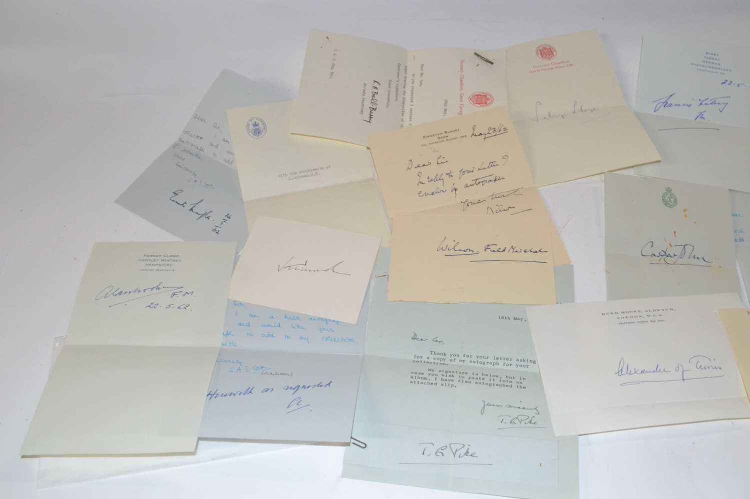 Envelope containing a quantity of autographs of mainly military and political figures from the - Bild 2 aus 3