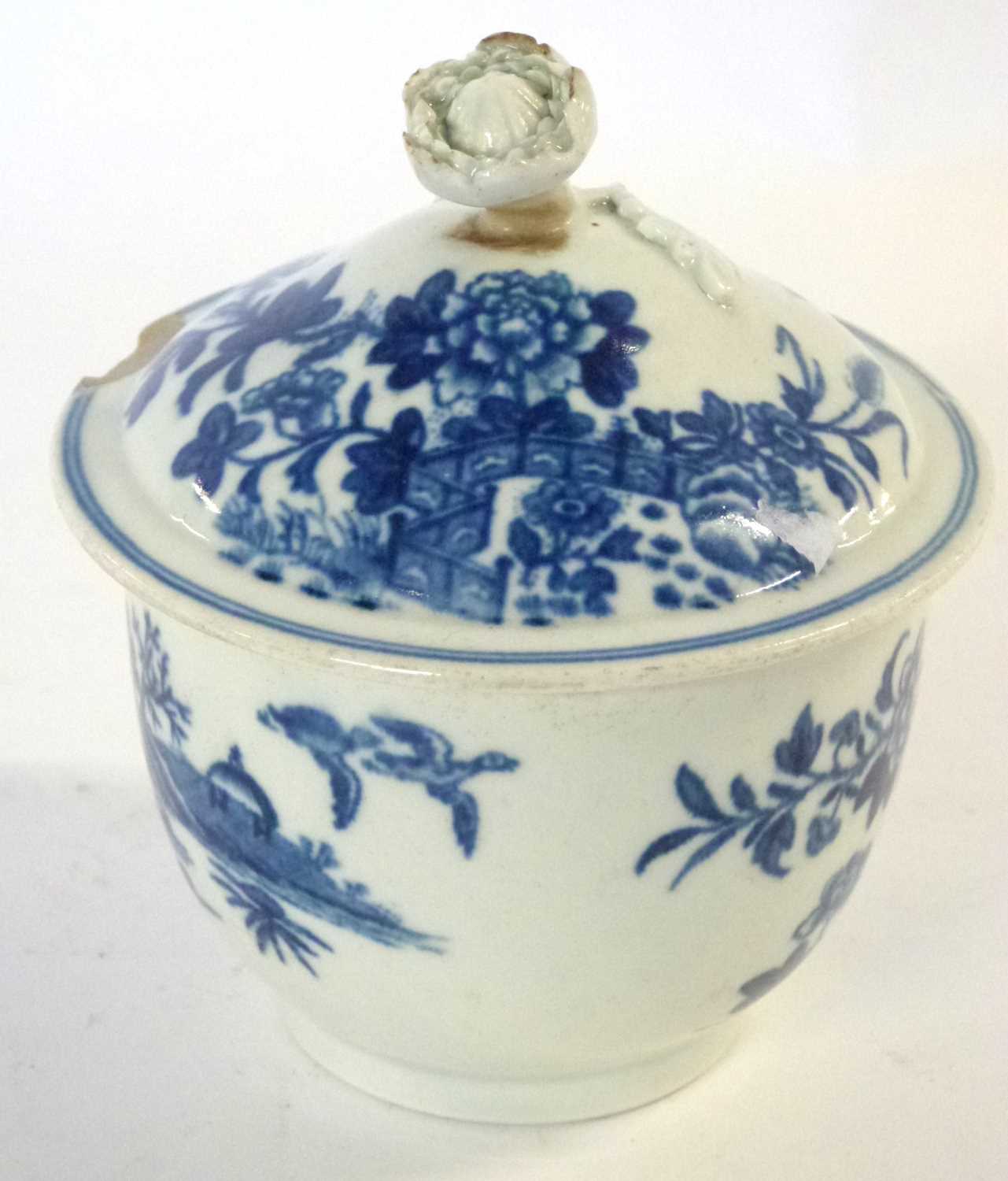 An 18th Century Worcester porcelain sucrier and cover decorated with the fence pattern (chip to - Image 2 of 4