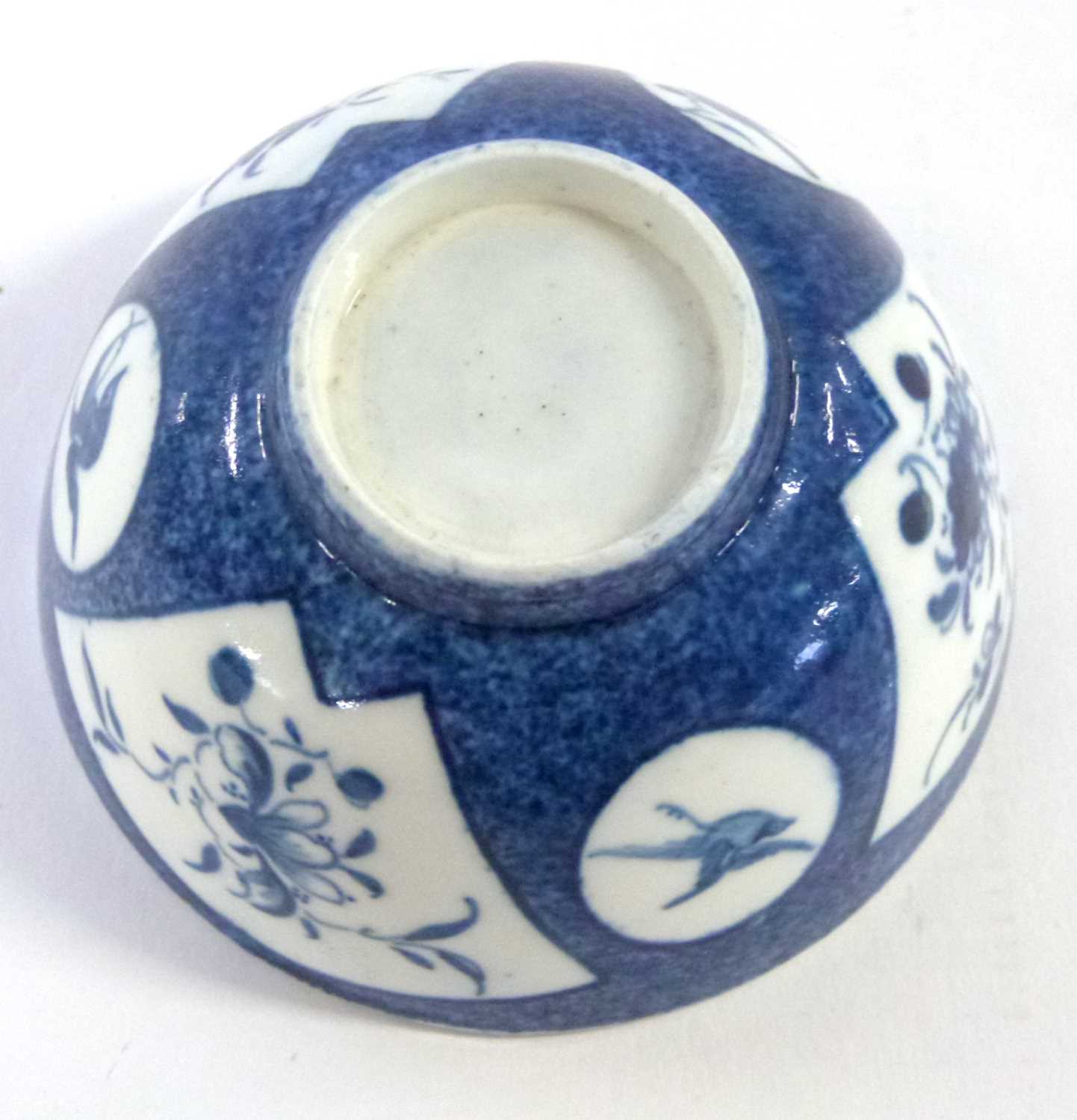 A Worcester porcelain tea bowl, the blue ground with fan type reserve panels of flowers - Image 4 of 4