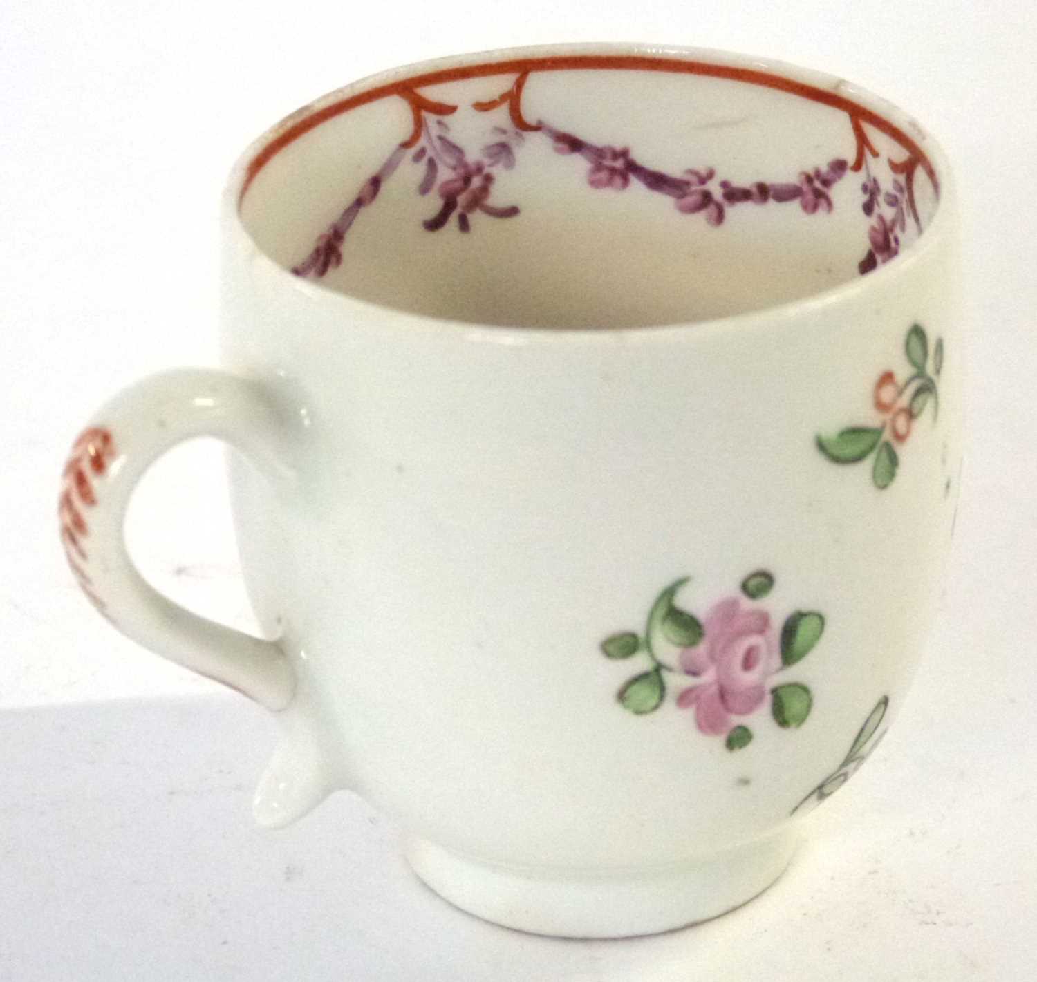 An 18th Century Lowestoft porcelain coffee cup with a polychrome Curtis style design - Bild 2 aus 4