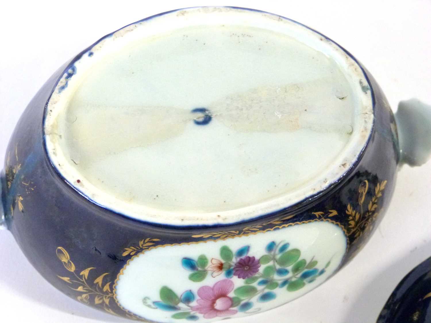 A Worcester porcelain small dessert tureen and cover, the gros bleu ground with panels of floral - Image 5 of 5