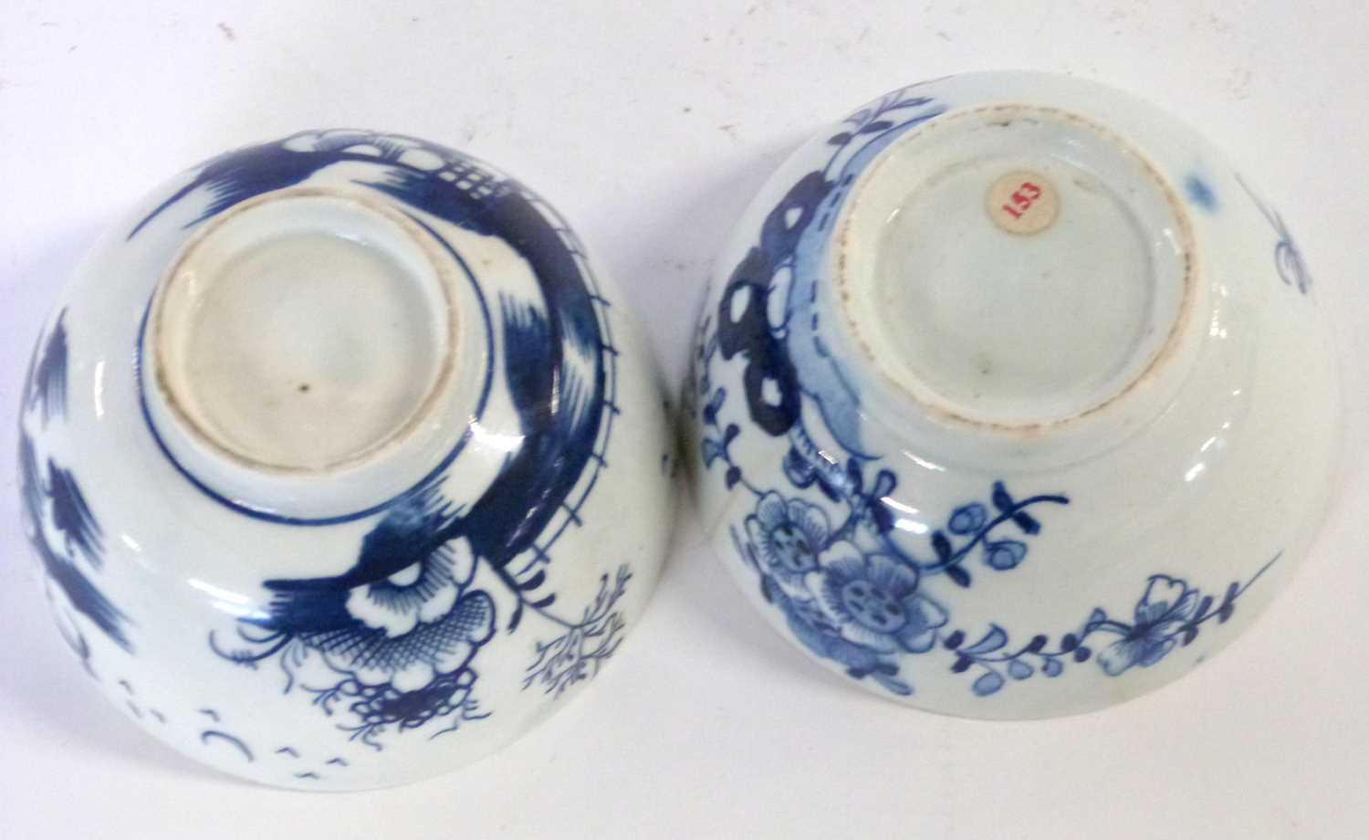 Two 18th Century Lowestoft porcelain tea bowls, both with painted root pattern and chinoiserie - Bild 3 aus 3