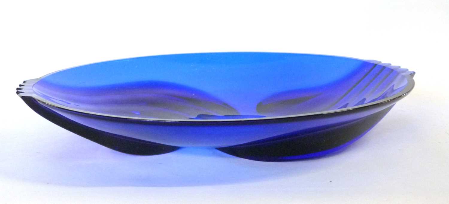 A large blue glass Art Deco style bowl together with a carved wooden model of a crocodile - Bild 2 aus 5