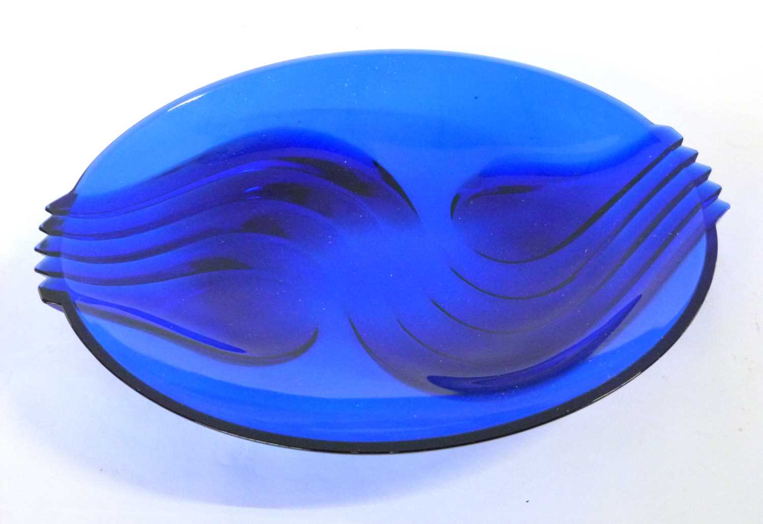 A large blue glass Art Deco style bowl together with a carved wooden model of a crocodile - Bild 4 aus 5