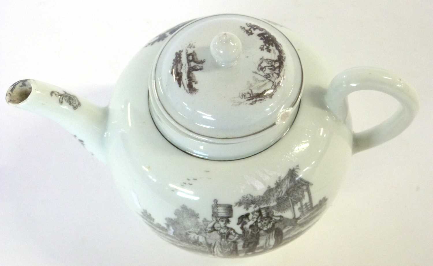 A 18th Century Worcester porcelain teapot decorated with prints of Milkmaids and pastoral scenes - Bild 3 aus 4