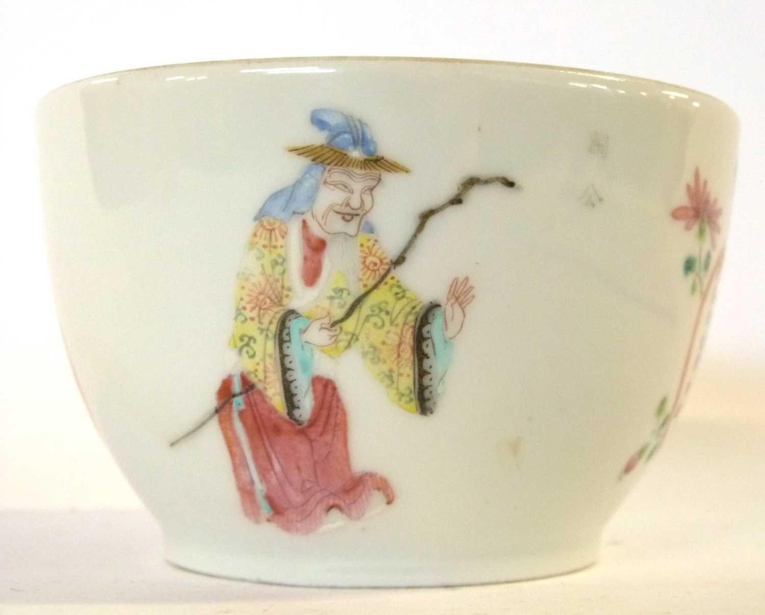 19th Century Chinese porcelain bowl decorated in polychrome with Chinese figures and caligraphy, red - Bild 4 aus 13