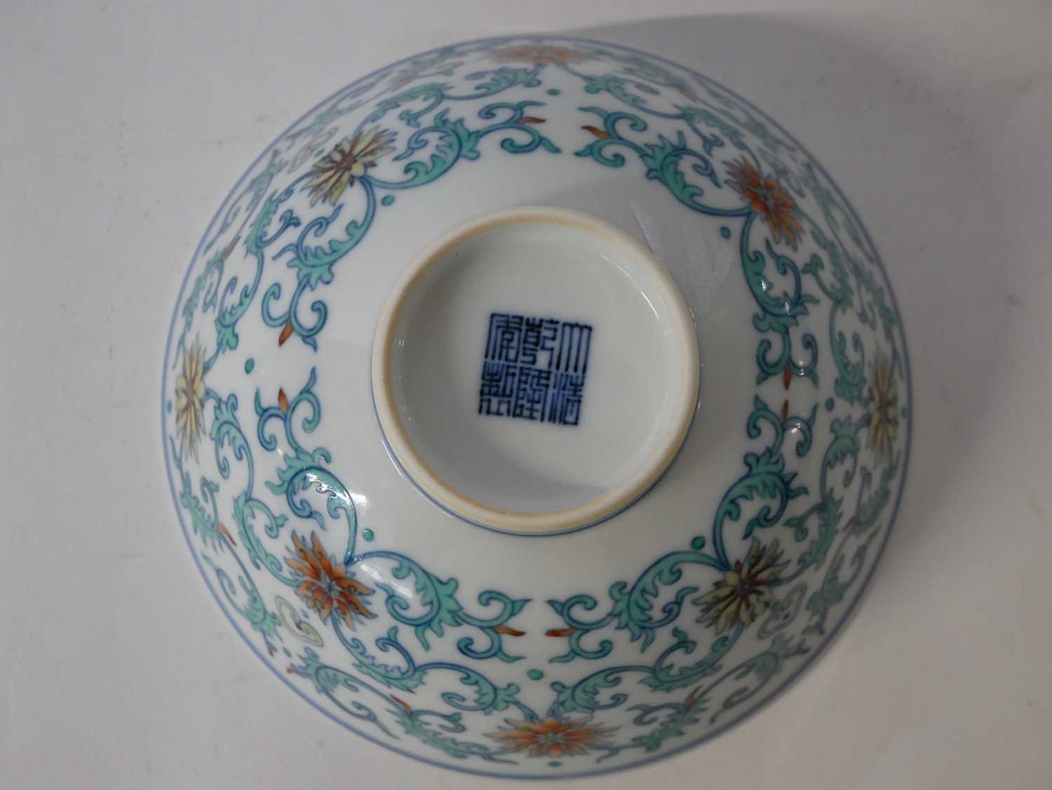 A Chinese Wucai bowl with flowerheads amongst scrolling foliage Apocryphal Qianlong mark to base - Image 13 of 20
