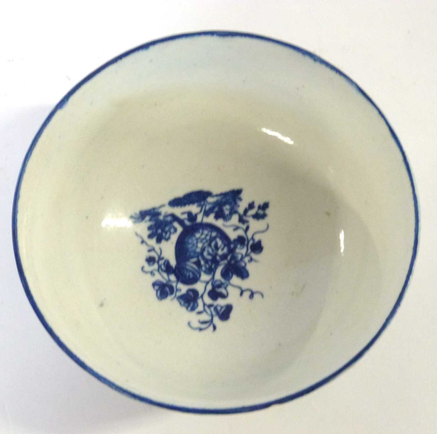 An 18th Century Worcester porcelain bowl with chinoiserie prints, 14cm diameter - Image 3 of 4