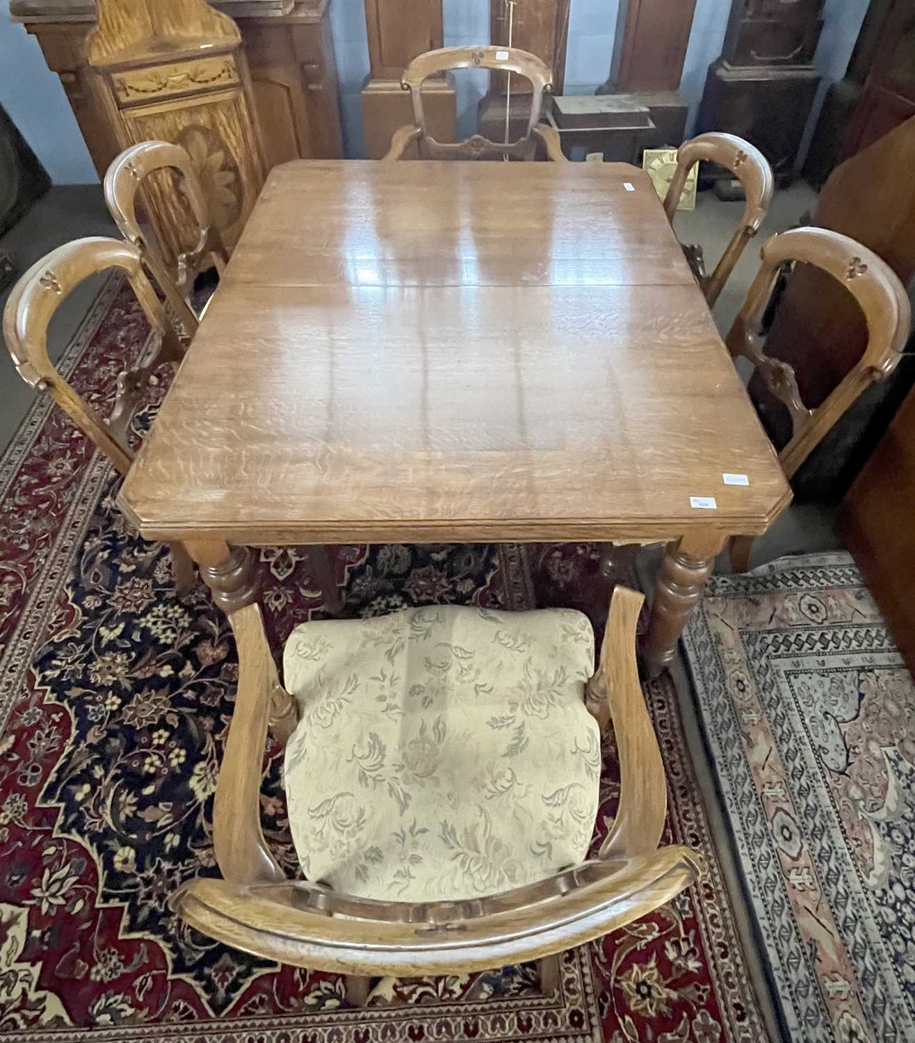 A late Victorian oak extending dining table with crank handle and two additional extension leaves, - Bild 2 aus 13