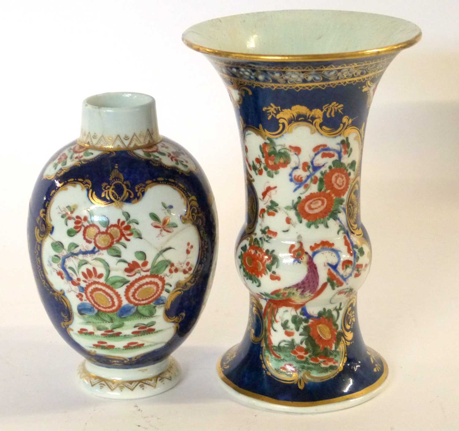 An 18th Century Worcester blue ground beaker vase with Kakiemon style decoration, 15cm high ( - Image 2 of 6