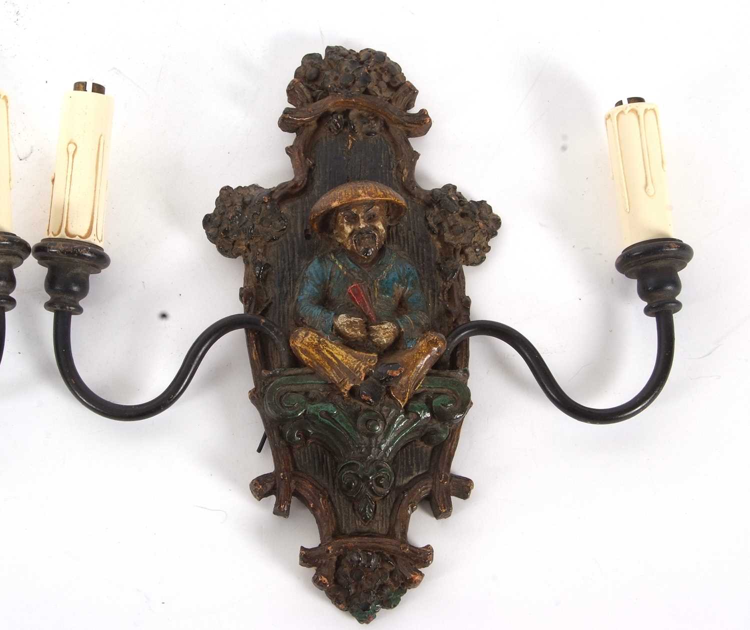 A pair of early 20th Century wall lights with central polychrome panel decorated with a Chinese - Bild 5 aus 9