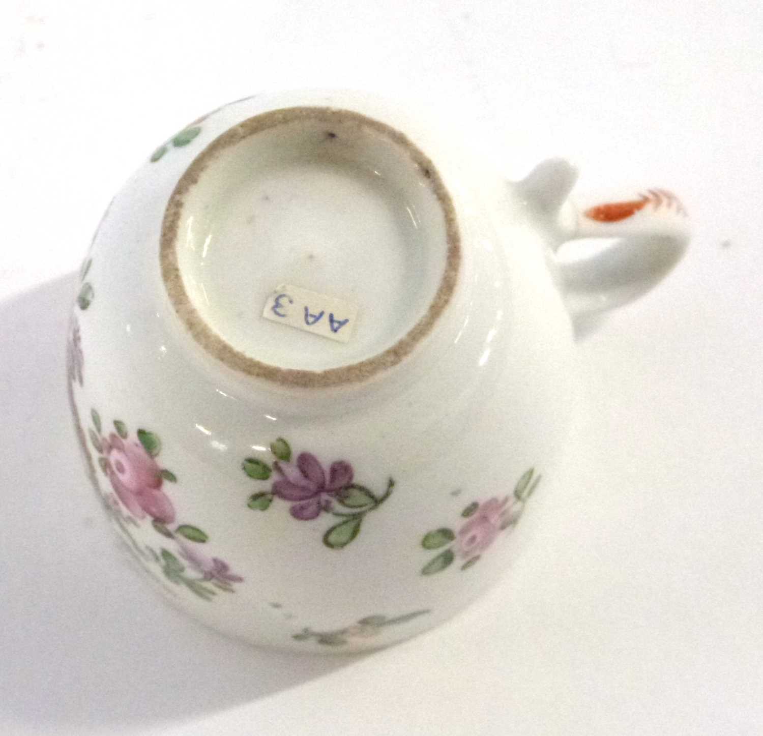 An 18th Century Lowestoft porcelain coffee cup with a polychrome Curtis style design - Bild 4 aus 4