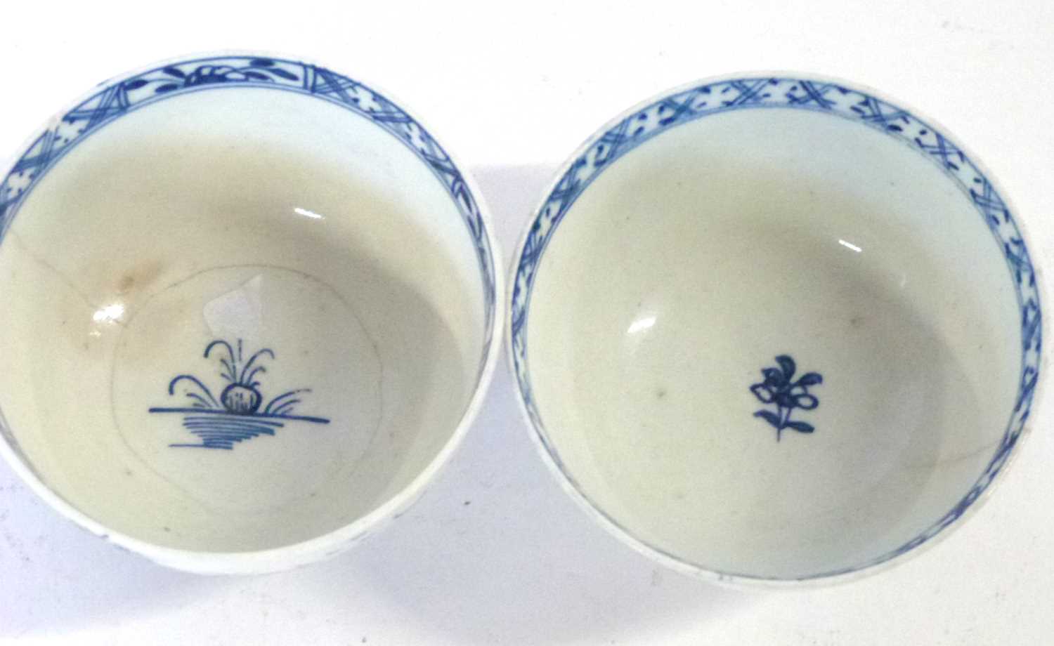 Two 18th Century Lowestoft porcelain tea bowls, both with painted root pattern and chinoiserie - Bild 2 aus 3