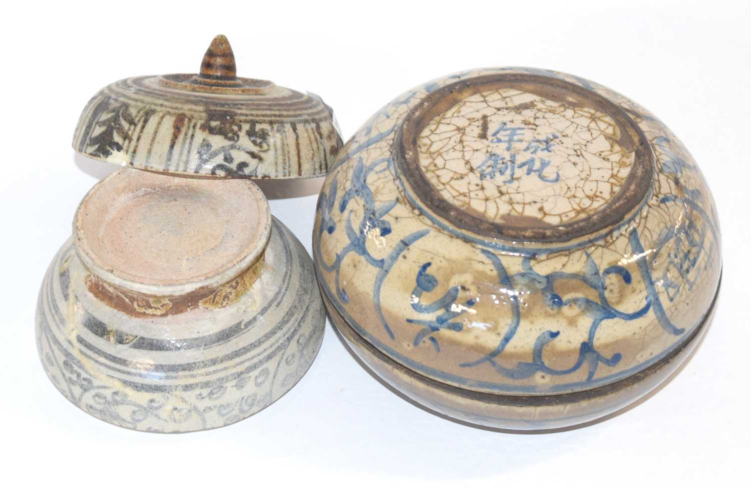 A small Studio Pottery jar and cover together with a Chinese circular box and cover with blue - Image 3 of 3