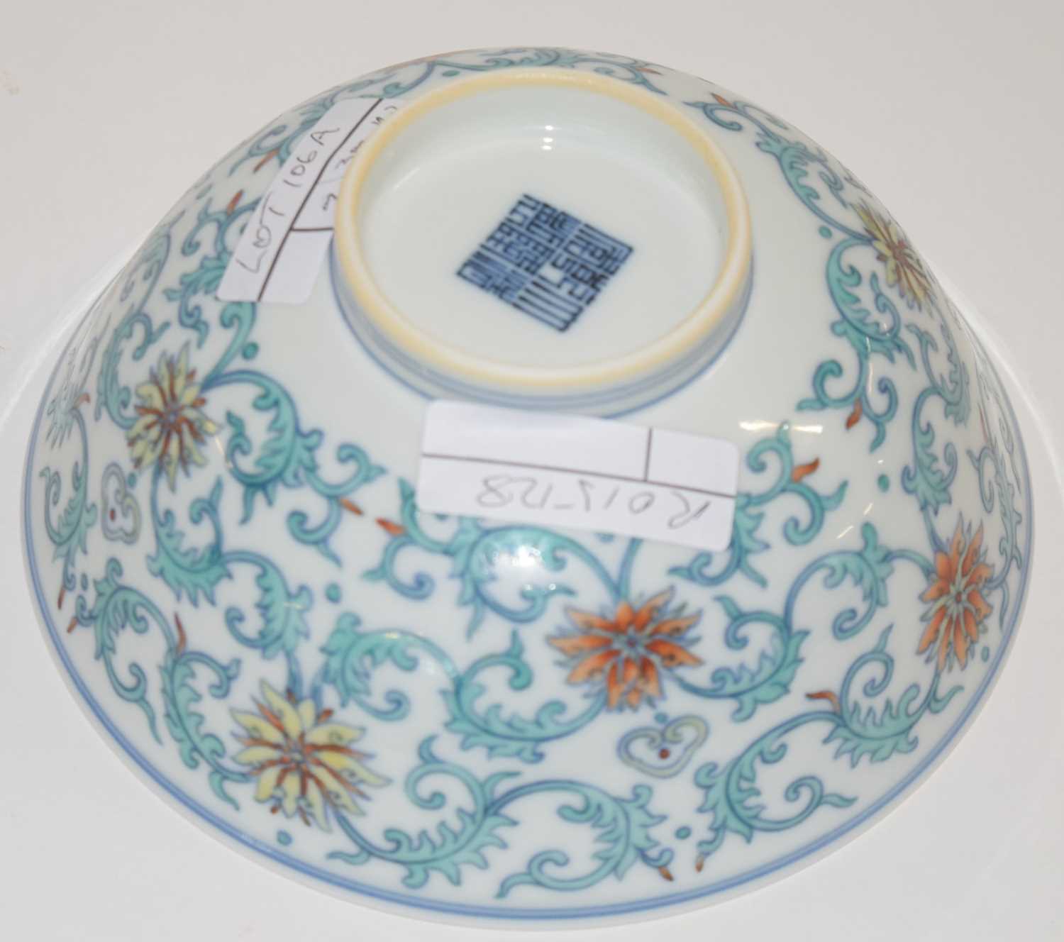 A Chinese Wucai bowl with flowerheads amongst scrolling foliage Apocryphal Qianlong mark to base - Image 10 of 20