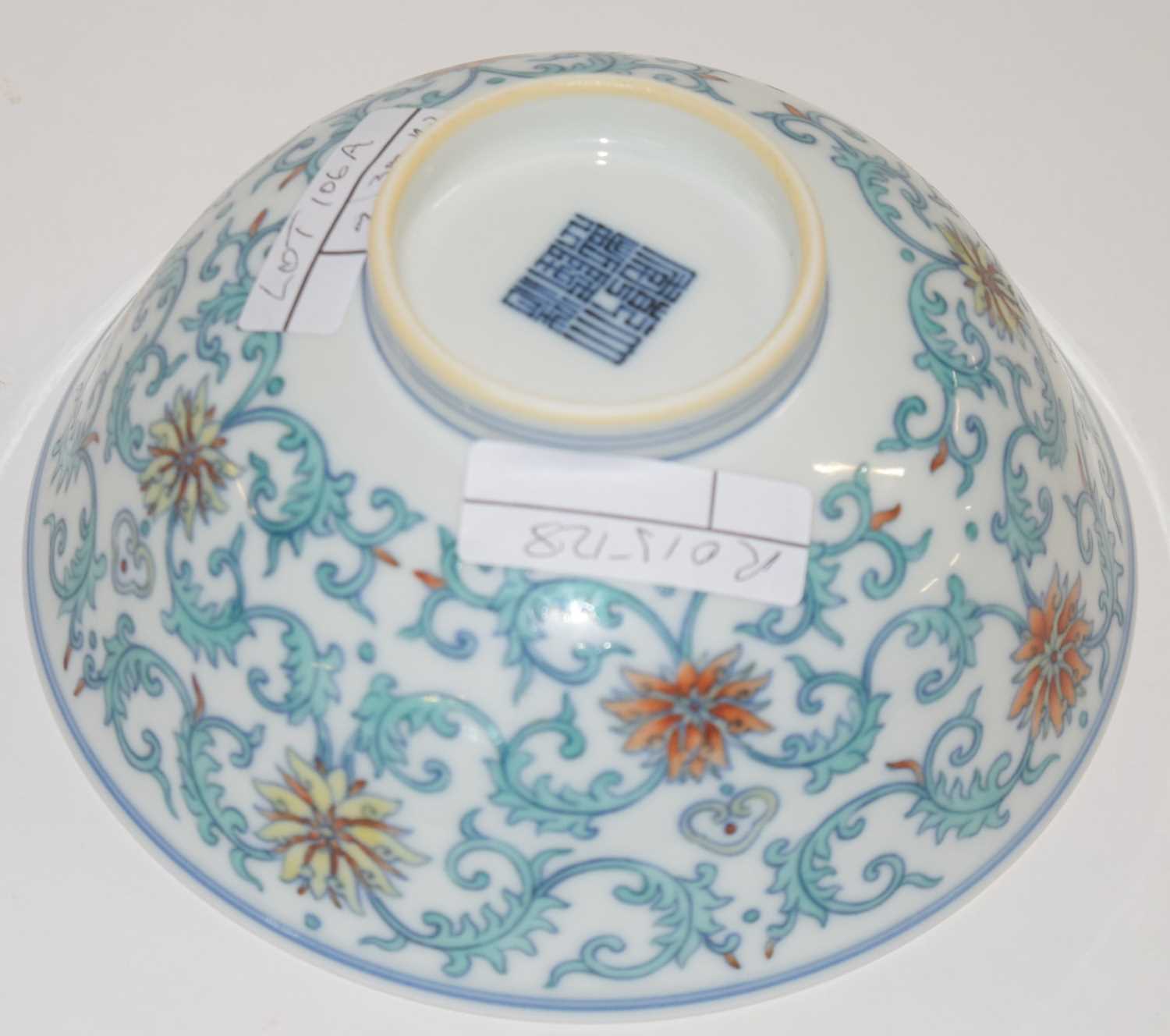 A Chinese Wucai bowl with flowerheads amongst scrolling foliage Apocryphal Qianlong mark to base - Image 20 of 20