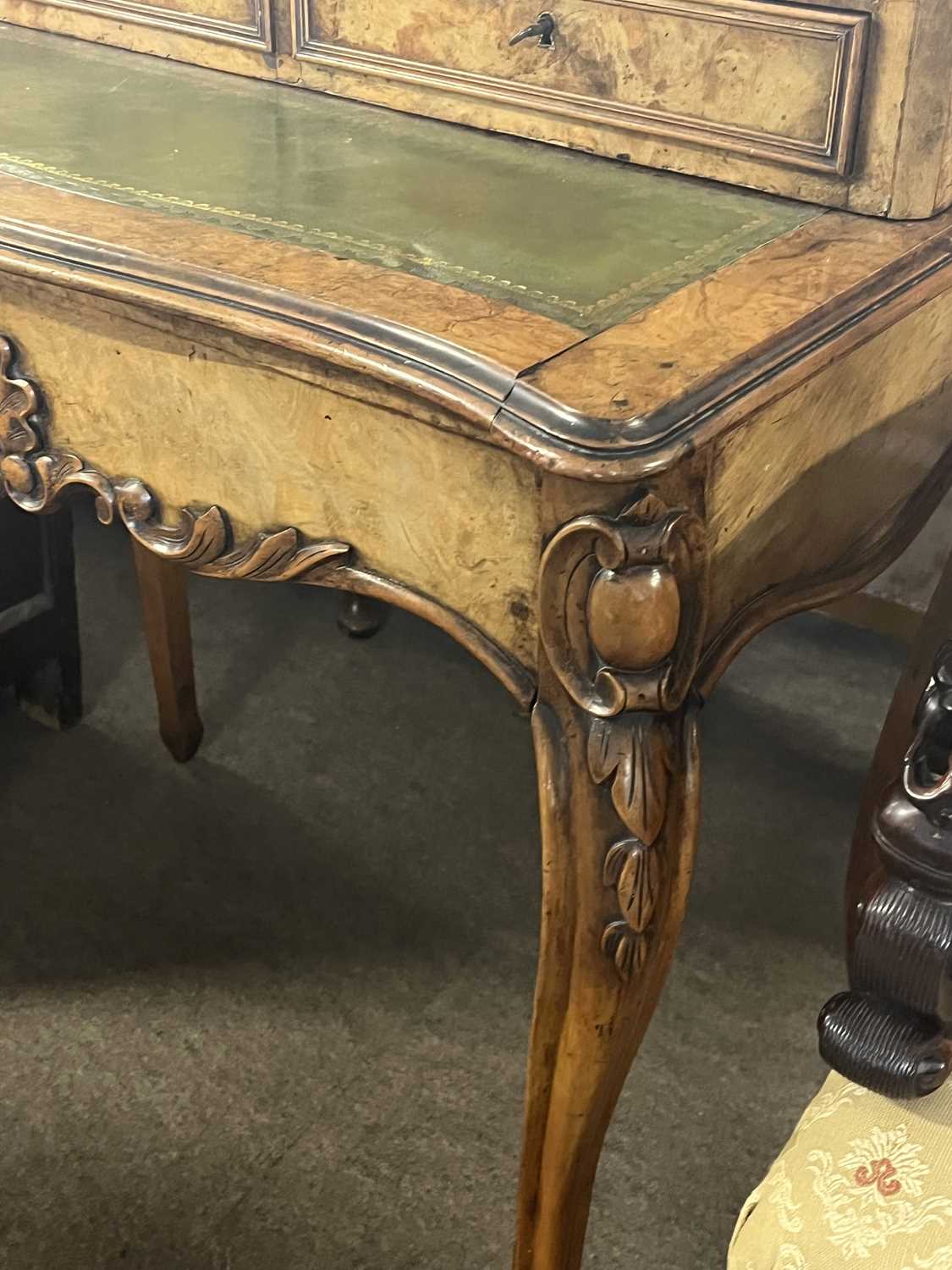 A Victorian walnut veneered ladies writing desk with galleried shelf over four drawers, a tooled - Bild 3 aus 5