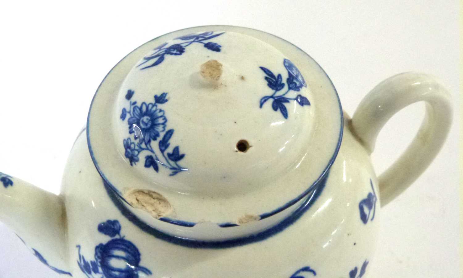 A Worcester porcelain teapot and cover, 18th Century, decorated with prints of fruit (knop missing) - Image 4 of 5