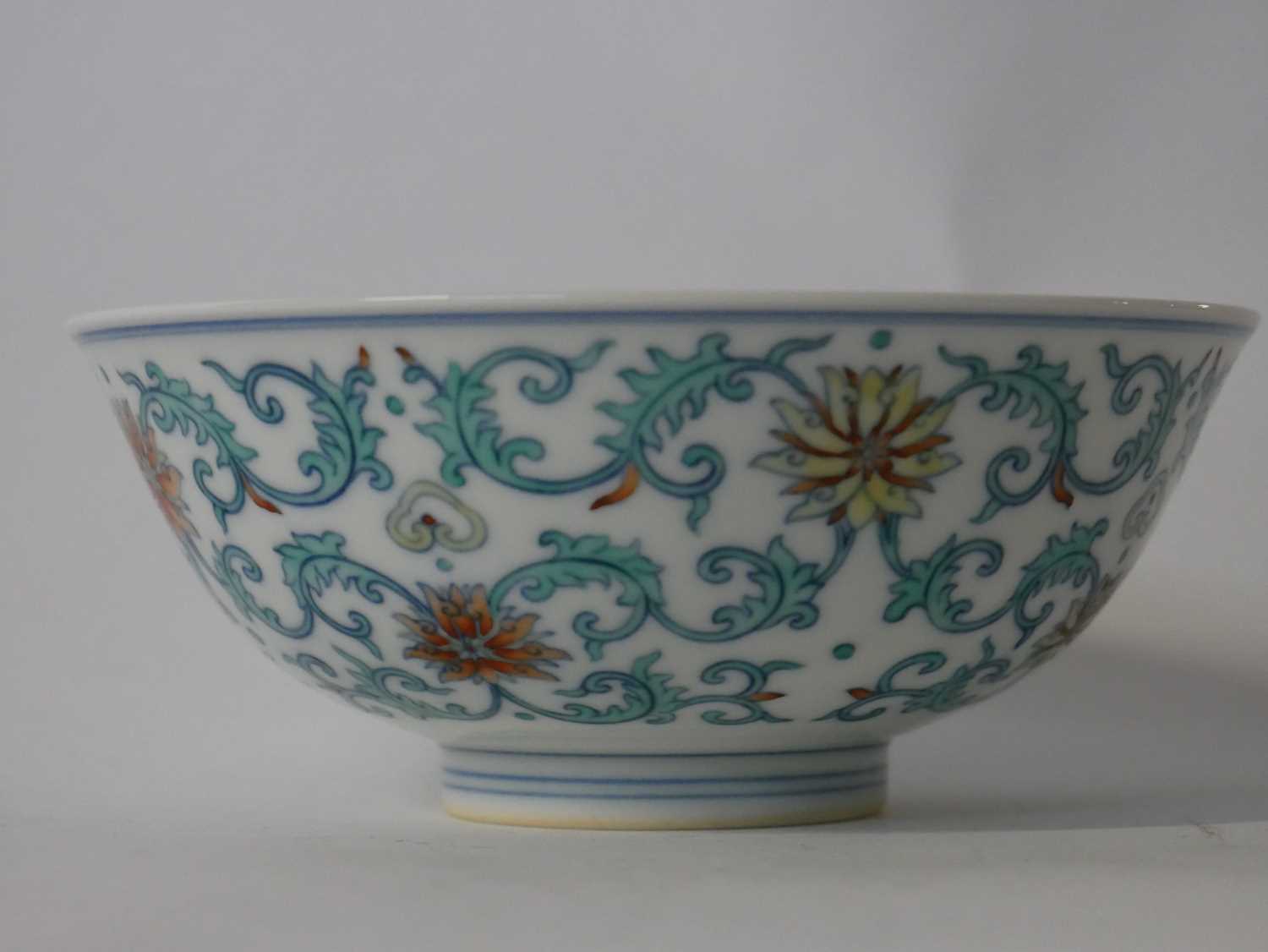 A Chinese Wucai bowl with flowerheads amongst scrolling foliage Apocryphal Qianlong mark to base - Image 11 of 20