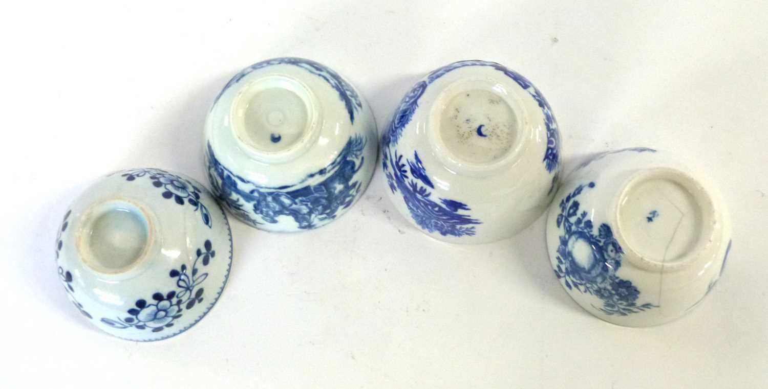 A group of four English porcelain tea bowls including a Liverpool example and Worcester examples - Image 4 of 5