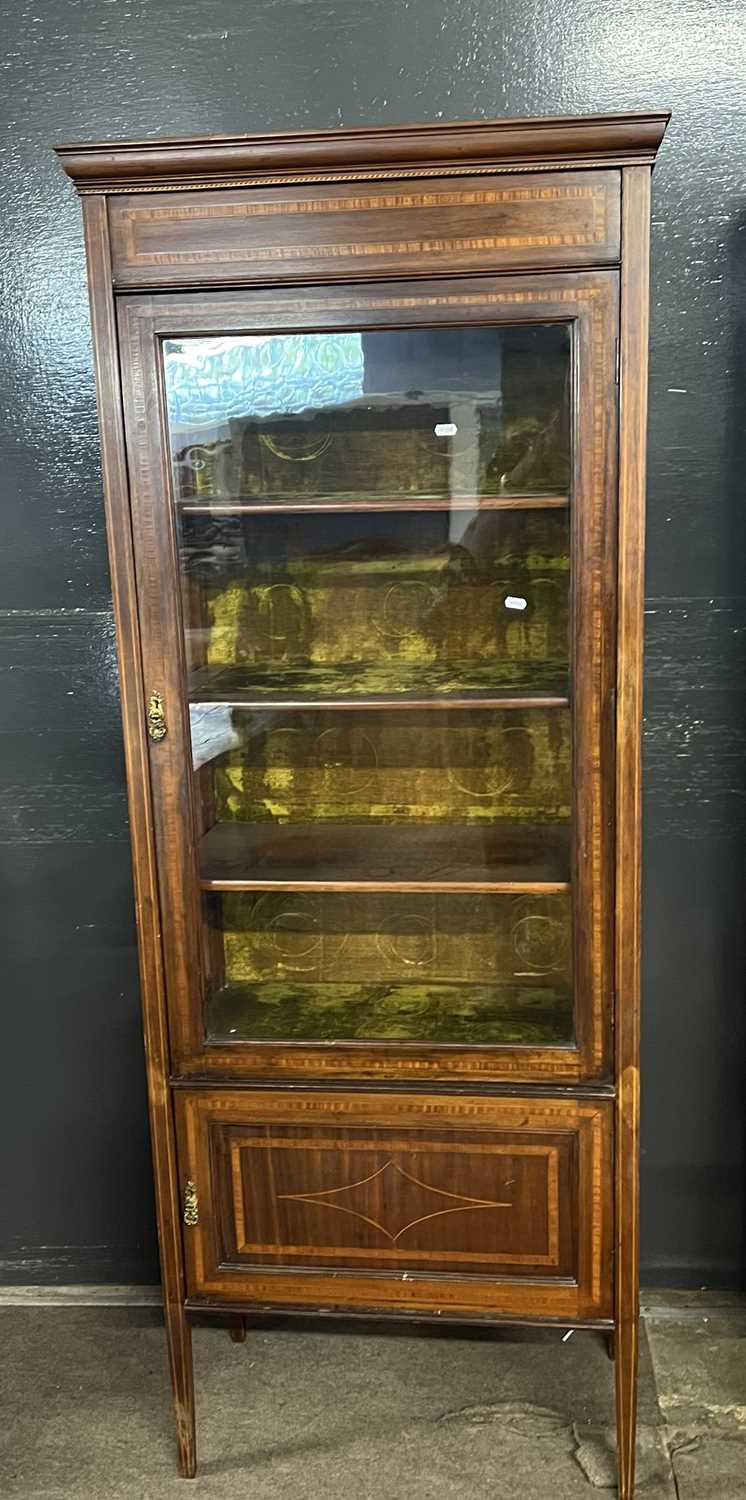 A pair of Edwardian mahogany and inlaid display cabinets with fabric lined interiors and cupboard - Image 4 of 5