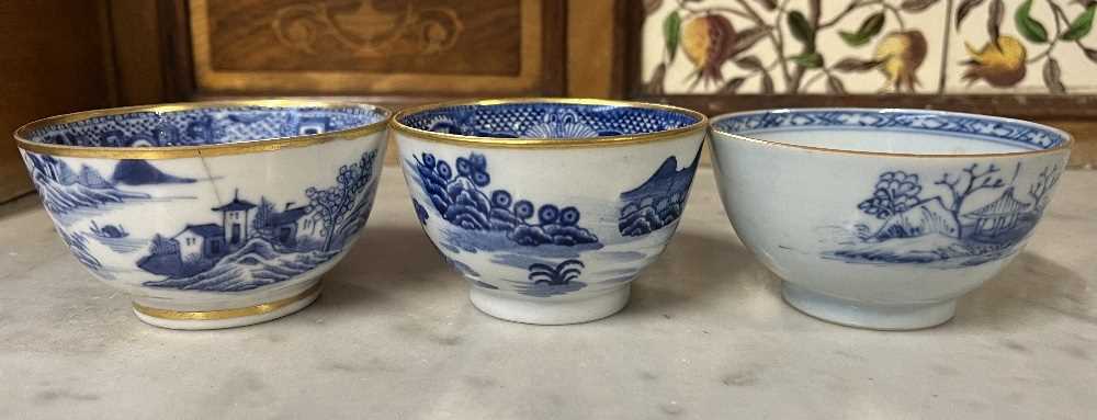 Group of Chinese porcelain wares including a late 18th Century blue and white dish, 18th Century - Image 11 of 16