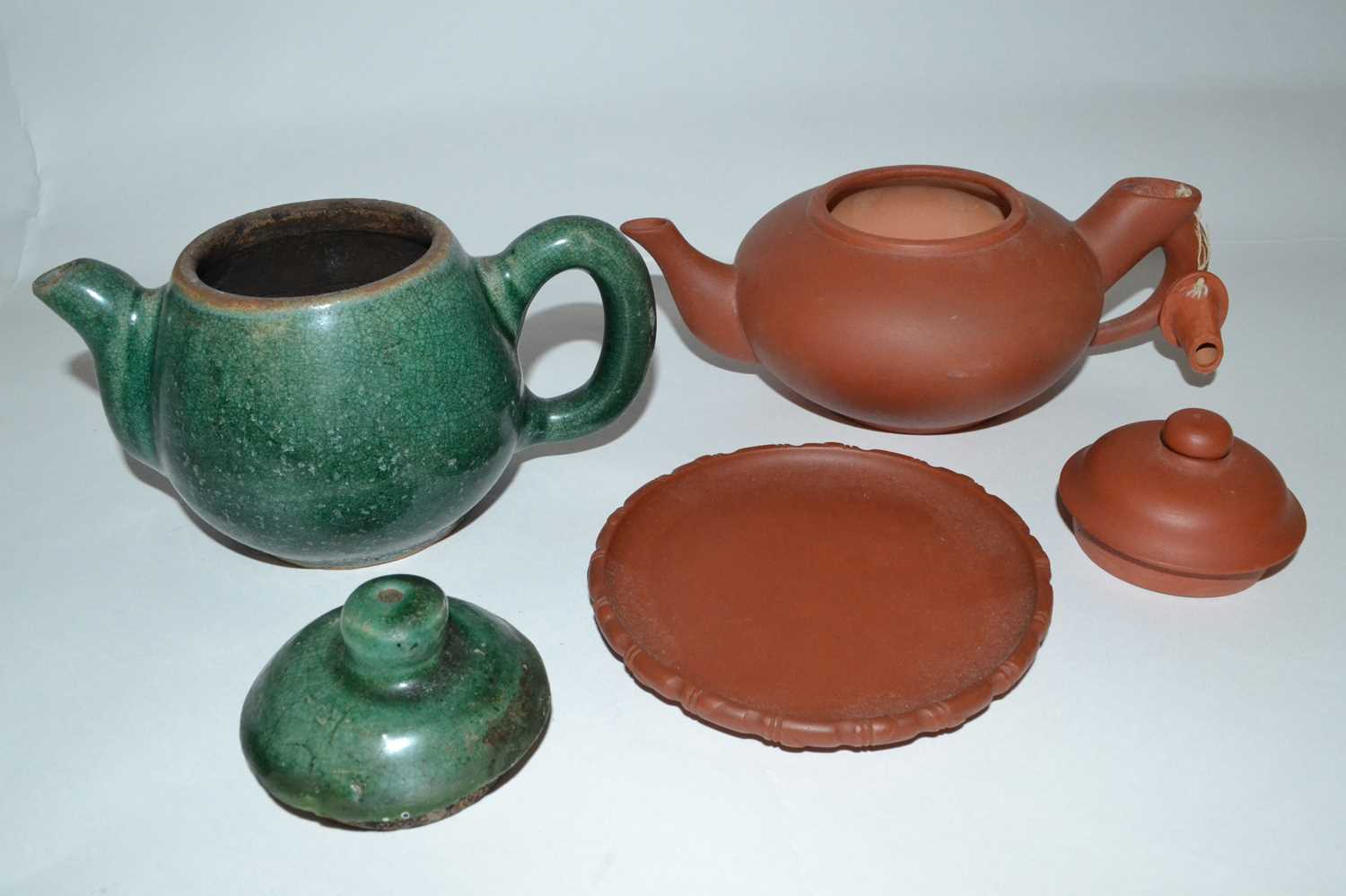 A Chinese pottery green glazed teapot together with a Yixing style teapot marked Haiphong, Vietnam - Bild 3 aus 6