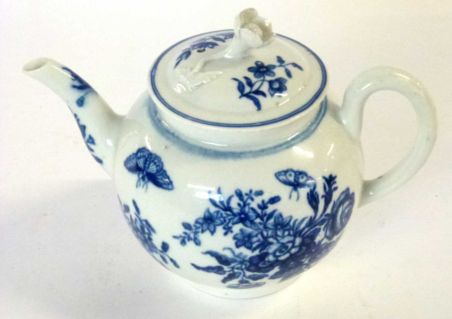 A Worcester porcelain teapot and cover, 18th Century with prints of flowers - Bild 2 aus 3